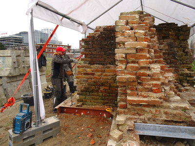 909621 Afbeelding van een fragment van het vroegere Catharijneklooster, afkomstig van het Vredenburg te Utrecht, ...